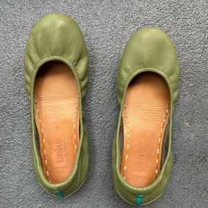 Olive Tieks, size 6